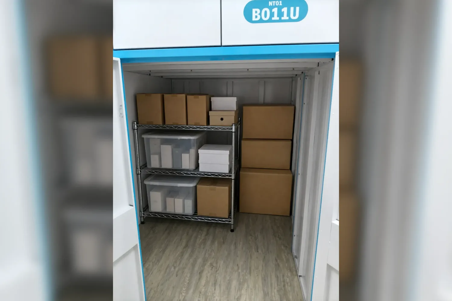 代購商品紙箱與收納箱分層放在自備層架上、存放於由你存迷你倉庫走入式倉位的示意圖